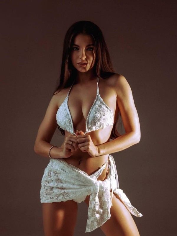 Лолочка привлекательная девушка из Гомеля цена от 7000 руб